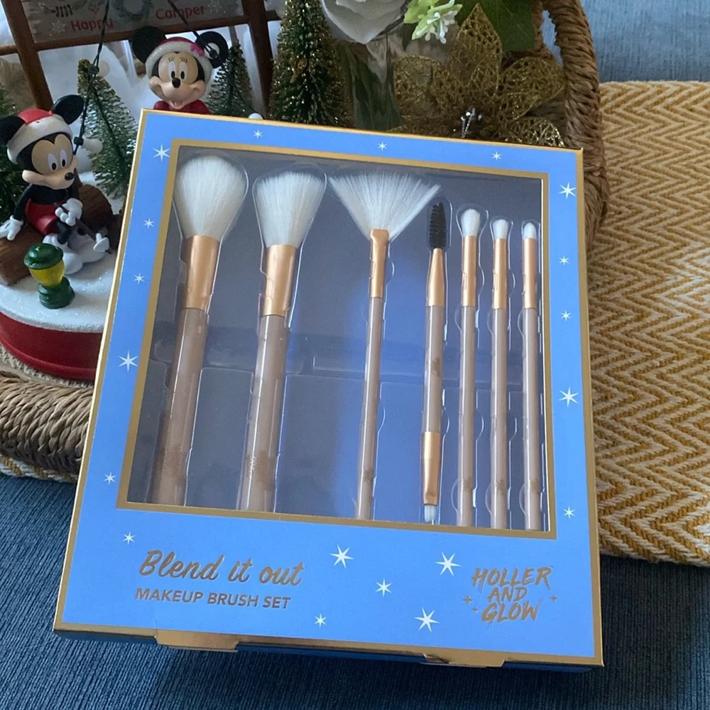 Seven piece makeup brush set